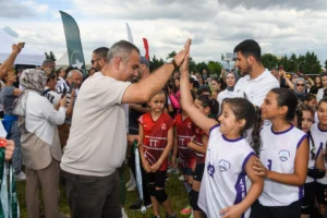 Bursa'da Mini Voleybol Şenliği’nde çocuklar madalyalarını aldı