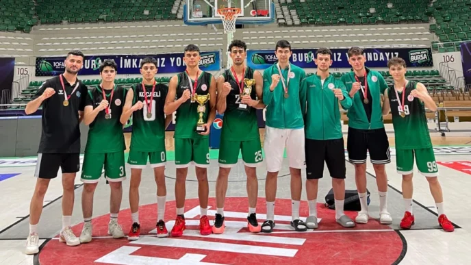 Çayırova’nın genç basketbolcuları Marmara bölge şampiyonu oldu