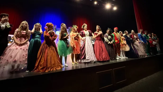 Çayırovalı genç tiyatrocuların performansı büyük alkış aldı