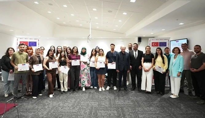 Denizli’de gençler dijital tasarım sertifikalarını aldı