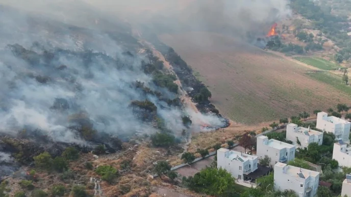 İzmir Dikili’de otluk ve zeytinlik alanda çıkan yangına müdahale sürüyor
