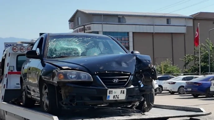 Düzce’de otomobil karşı şeride geçti: 2 yaralı!