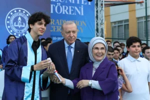 Erdoğan torununa diplomayı verdi