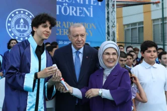 Erdoğan torununa diplomayı verdi
