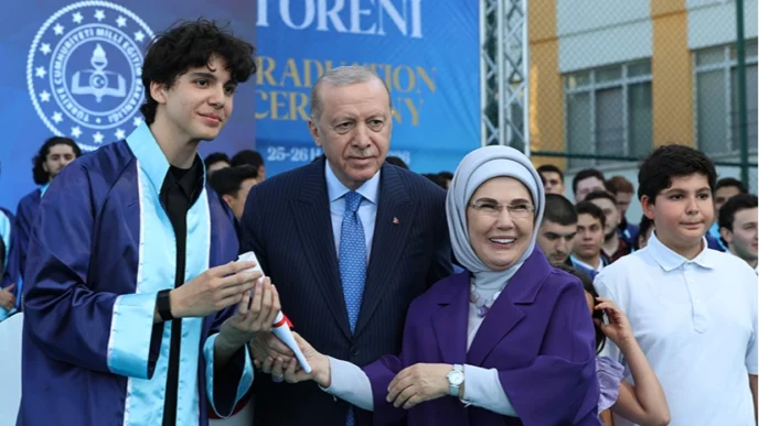 Erdoğan torununa diplomayı verdi