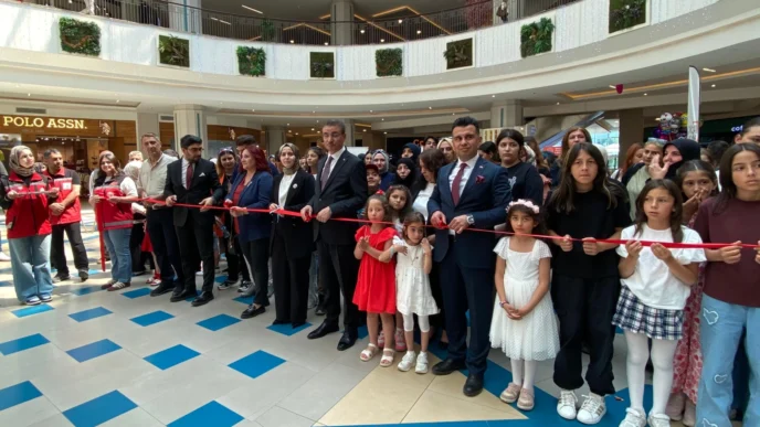Erzurum'da koruyucu aile farkındalık sergisi yoğun ilgi gördü