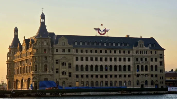 Haydarpaşa Garı'nda restorasyonda iskeleler kaldırıldı