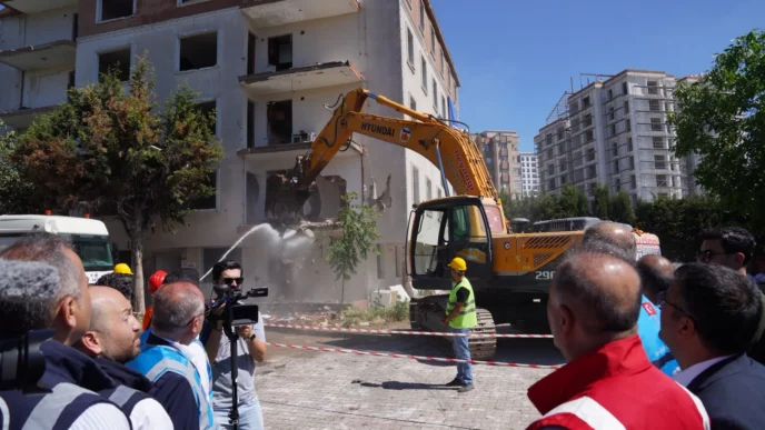İstanbul Beylikdüzü’nde riskli site yıkıldı! İBB'den 'dönüşüm' mesajı