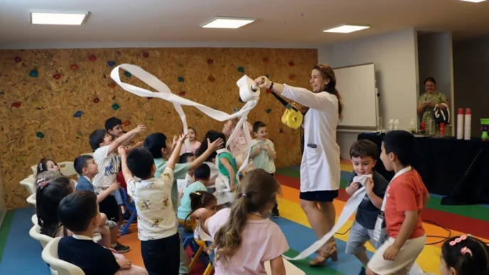 İstanbul'da minikler bilimin renkli dünyasını eğlenerek keşfediyor