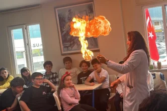 İstanbul Maltepe’de çocuklar bilimi eğlenerek öğreniyor