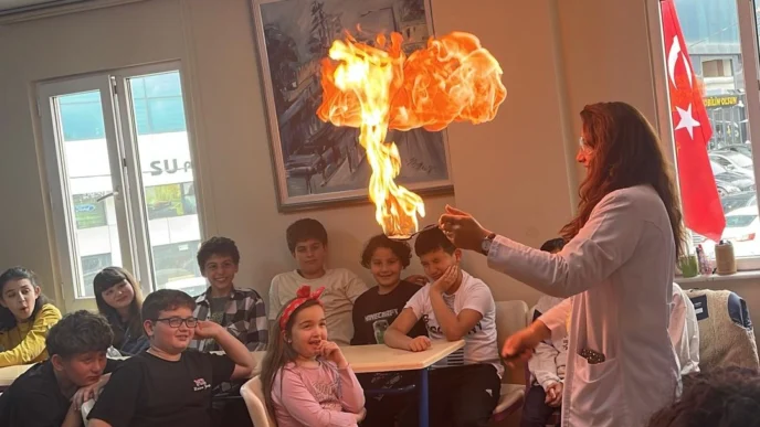 İstanbul Maltepe’de çocuklar bilimi eğlenerek öğreniyor