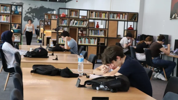 İzmit’te sınav öncesi gençlerin adresi kütüphaneler