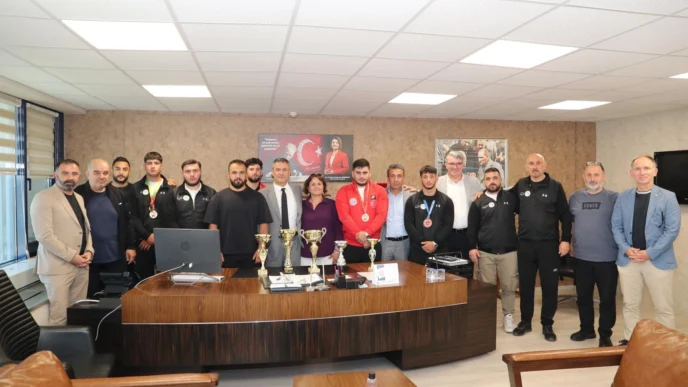 Kocaeli'de İzmit Belediyesporlu güreşçilerden çifte başarı