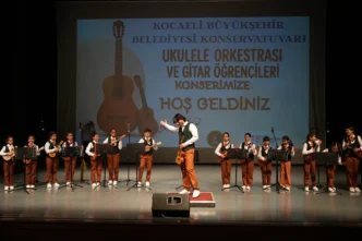 Kocaeli'de konservatuvar öğrencileri hem çaldı hem oynadı