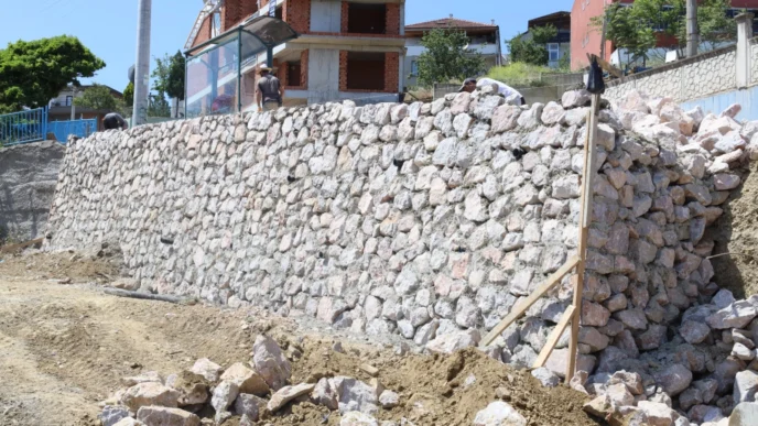 Kocaeli İzmit'te taş duvar yenileme çalışması