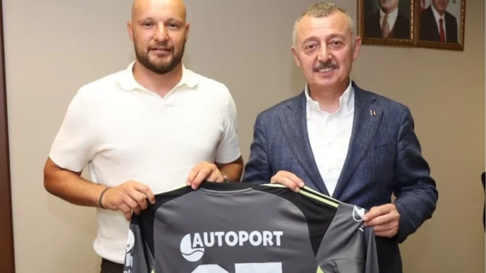 Kocaelispor'un kaptanı formasını Başkan Büyükakın’a hediye etti