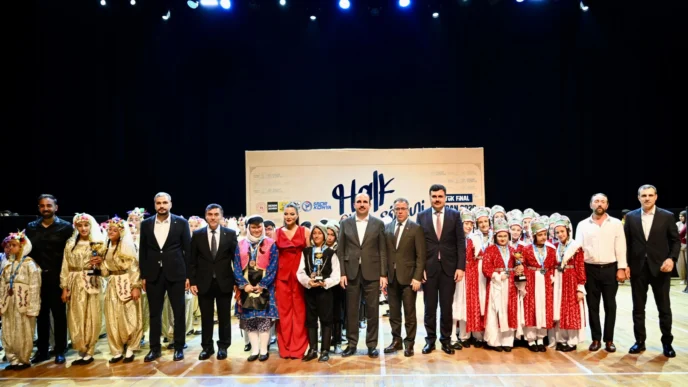 Konya Büyükşehir’den Halk Oyunları Şöleni finali