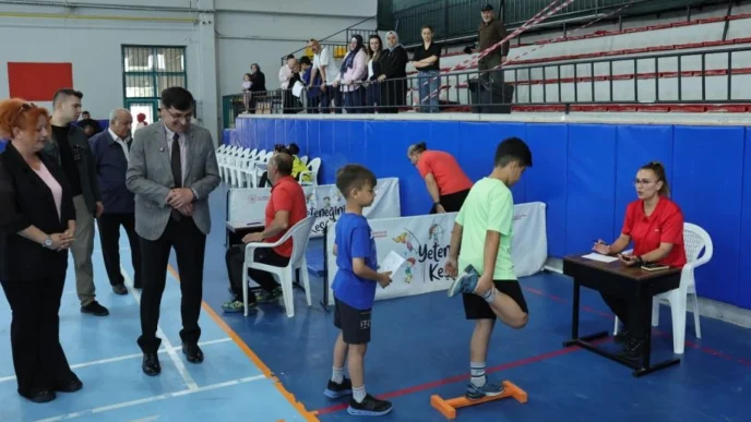 Kütahya'da Başkan Kahveci’den Spor Ortaokulu ve Lisesi’ne ziyaret