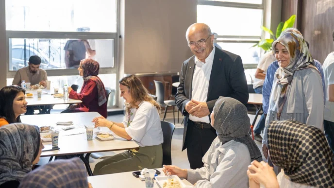 Malatya Şehir Kütüphanesi'nde öğrencilere yemek ikramı