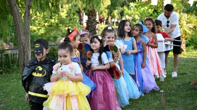 Manisa'da atıklar minik ellerde sanata dönüştü
