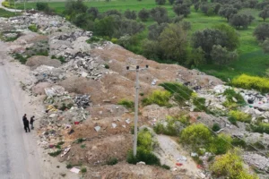 Manisa'da kaçak moloz dökülen alanlar temizlendi