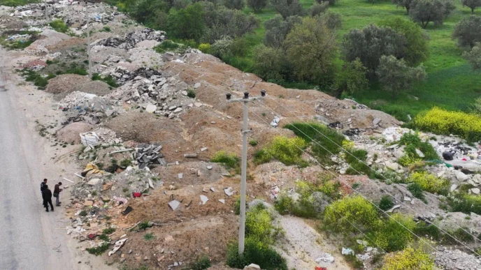 Manisa'da kaçak moloz dökülen alanlar temizlendi