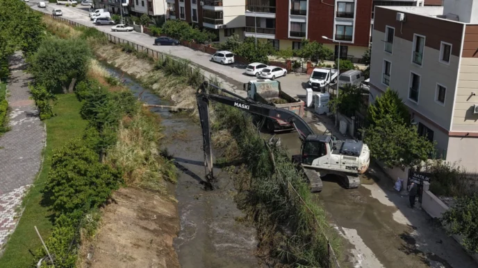 Manisa’da sulama kanalında kapsamlı temizlik