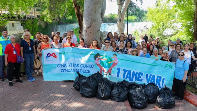 Mersin'de vatandaşlar çevre temizliği yaptı