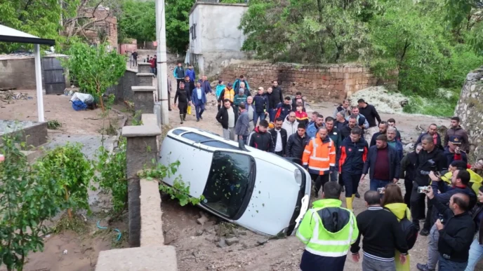 Niğde Gümüşler'de sel felaketi: 1 ölü, 5 yaralı! Hasar tespitler sürüyor