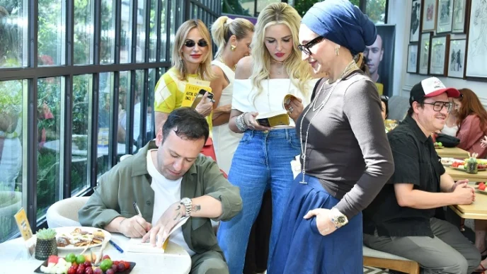 Özgür Aras 14'üncü kitabını görkemli davetle tanıttı