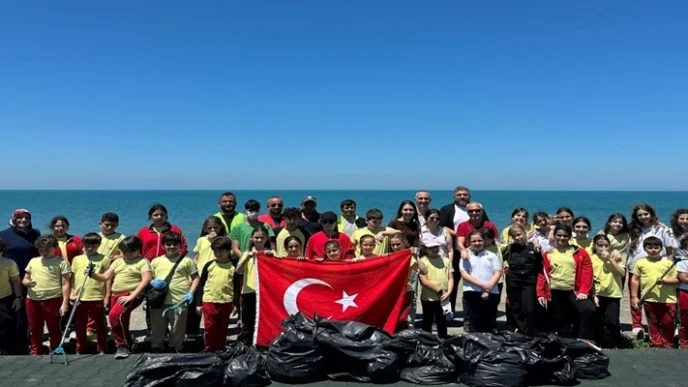 Trabzon’da Ayasofya sahilinde çevre temizliği etkinliği