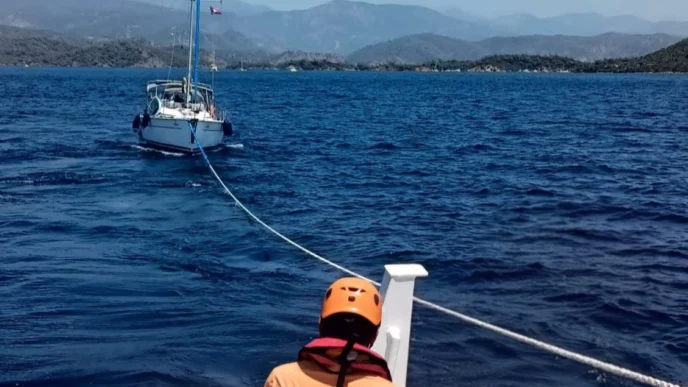 Dalaman açıklarında sürüklenen tekne kurtarıldı