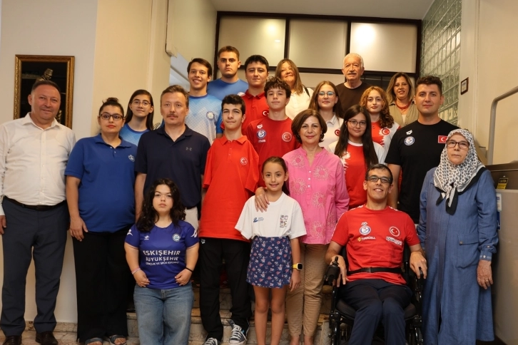 Eskişehir’in Başkan Ünlüce, şampiyon sporcuları ağırladı