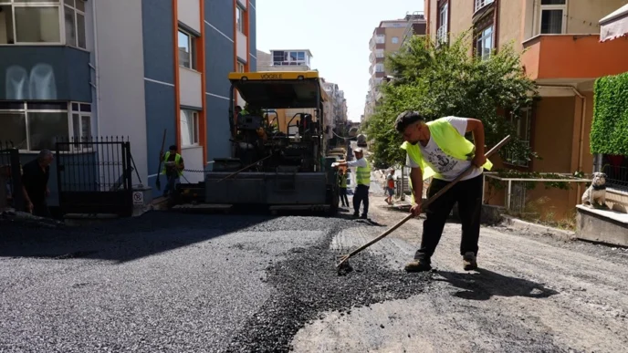 İstanbul Maltepe’de asfalt hamlesiyle yollar yenileniyor