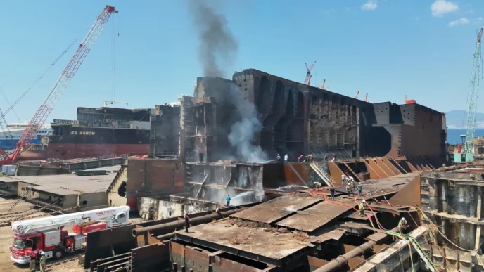 İzmir Aliağa'da yakıt tankeri yangınına hızlı müdahale