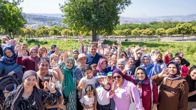 İzmir’de kadın üreticilerden hasat sevinci