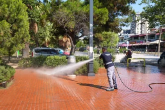 Maltepe'de toplu temizlik çalışmaları sürüyor