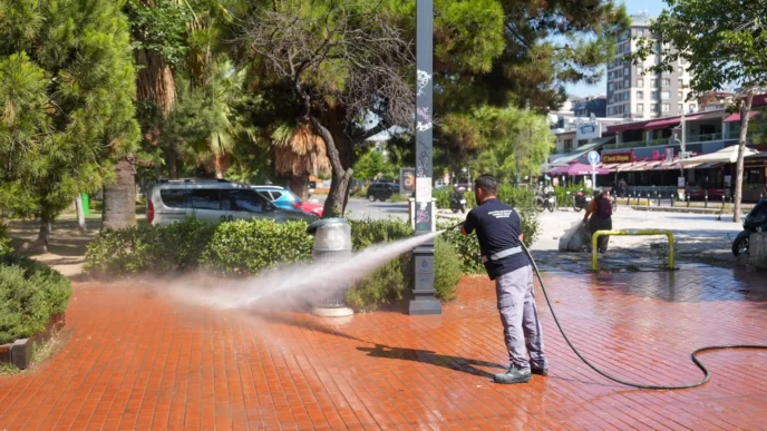 Maltepe'de toplu temizlik çalışmaları sürüyor