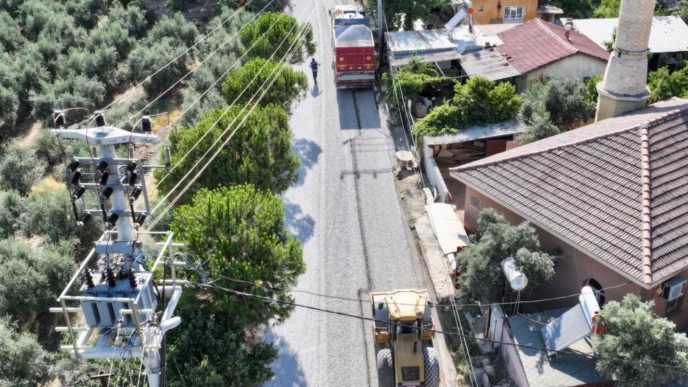 Manisa'da Alaşehir’de yol konforunu artırıyor