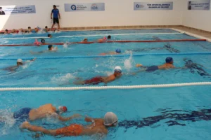 Antalya'da vatandaşlar eğitmenler eşliğinde yüzme öğreniyor