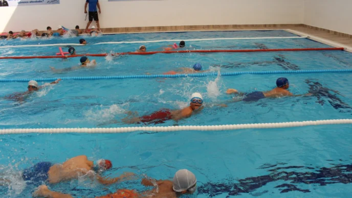 Antalya'da vatandaşlar eğitmenler eşliğinde yüzme öğreniyor