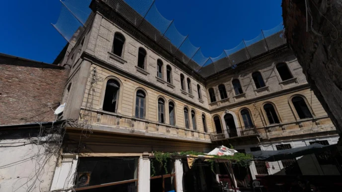 İzmir’in simge yapısı Cihan Palas yeniden hayat buluyor