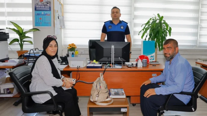 Kayseri zabıtası kayıp cüzdanı sahibine teslim etti