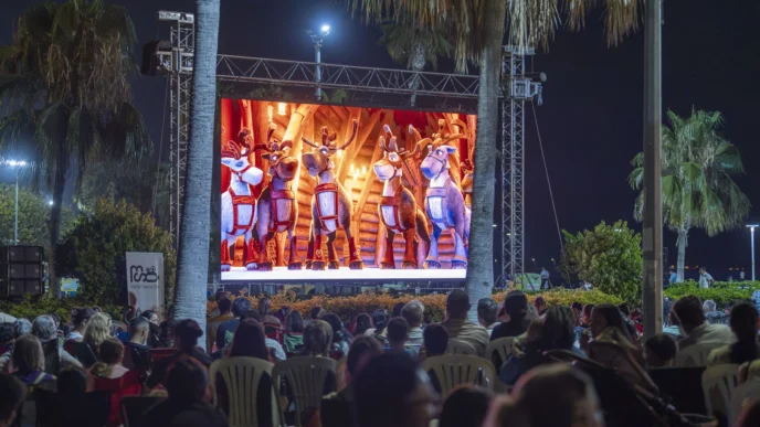 Mersin’de çocuklar açık havada sinema keyfi yaşadı