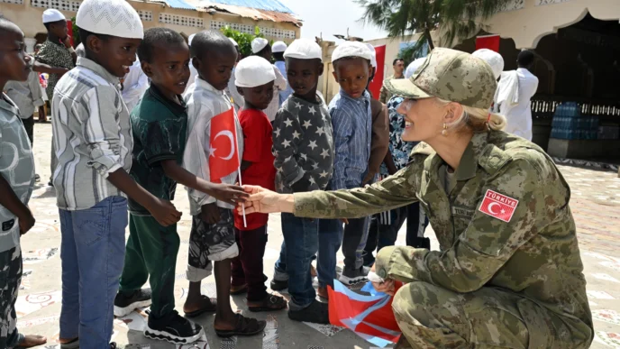 TSK'dan Somali'deki yetim çocuklara gıda ve giyecek desteği