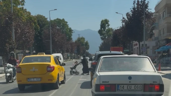Yaya geçidinde tehlikeli sollama kamerada